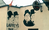 Pubfront in Galway mit den Konterfeis von "Dick und Doof"